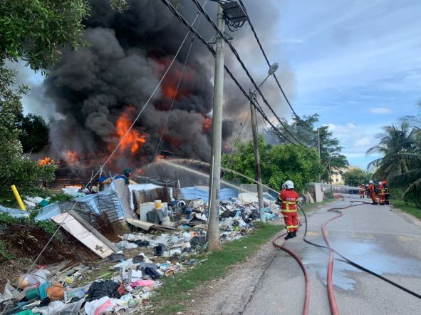Lima setinggan jadi pusat barang lusuh terbakar – Utusan Digital