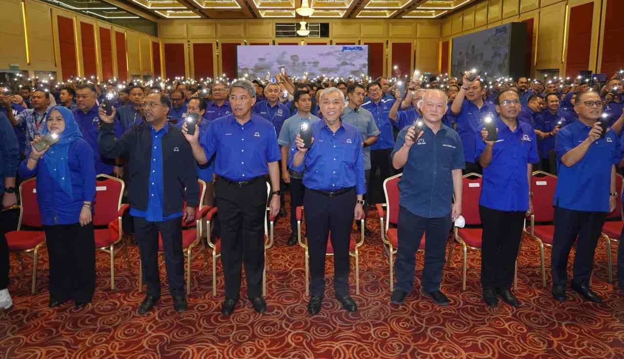 ‘Baju biru’ warnai Dewan Tun Hussein Onn