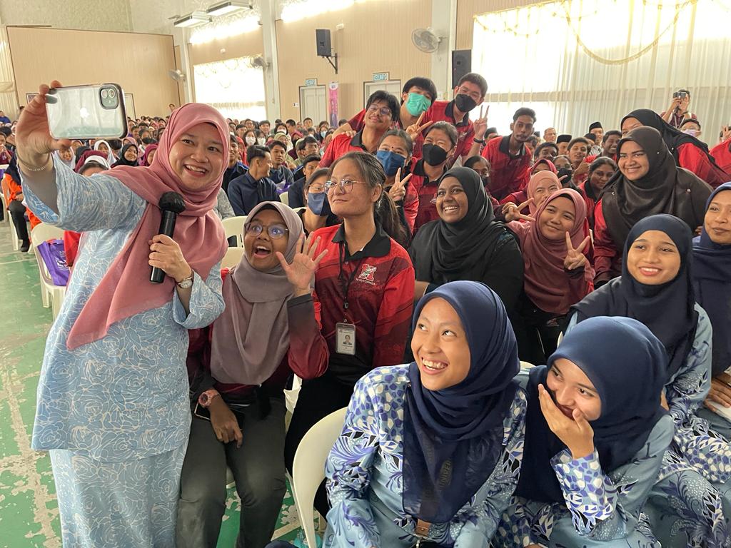 Pelajar boleh terus ke sekolah tanpa pakaian seragam – KPM