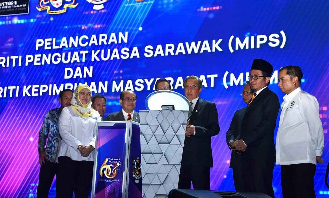 Abang Johari beri jaminan naikkan gaji penjawat awam Sarawak sebelum bersara