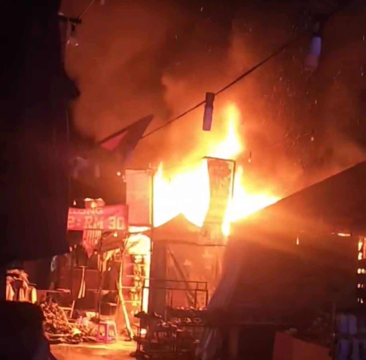 Gerai di Uptown Kota Damansara musnah terbakar