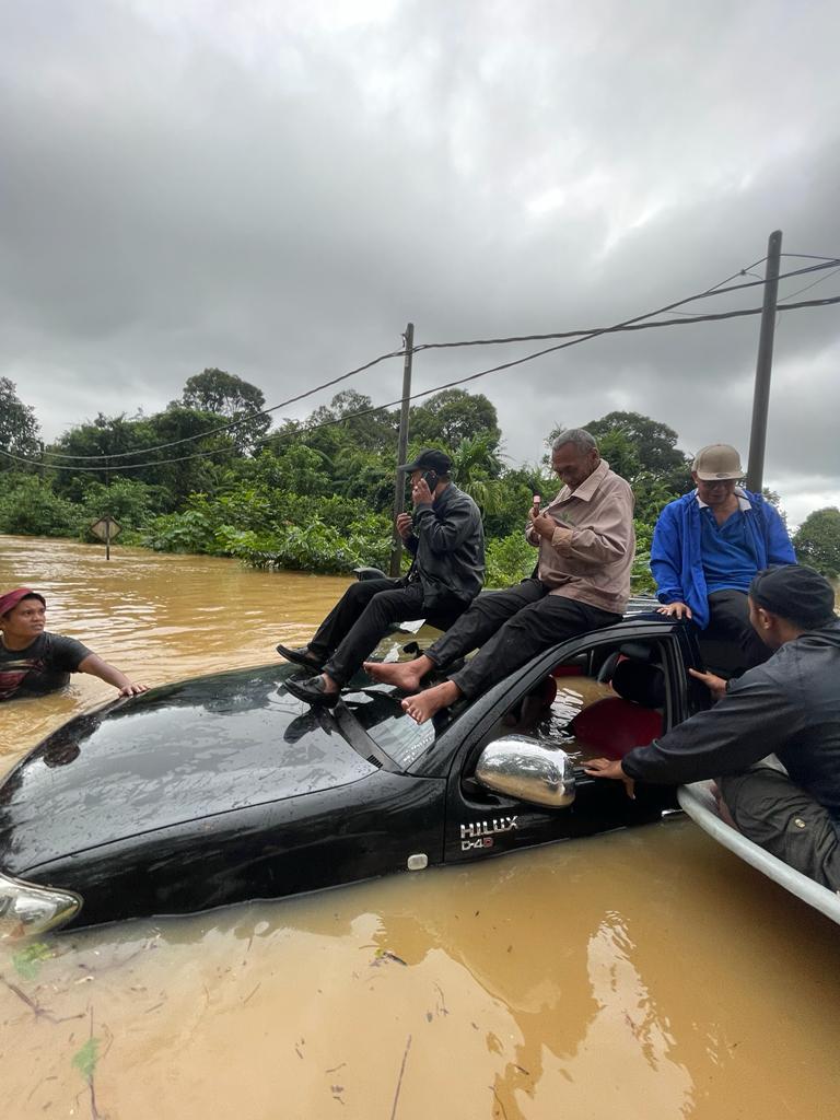 Empat sekawan cemas kenderaan dinaiki nyaris hanyut dibawa arus banjir