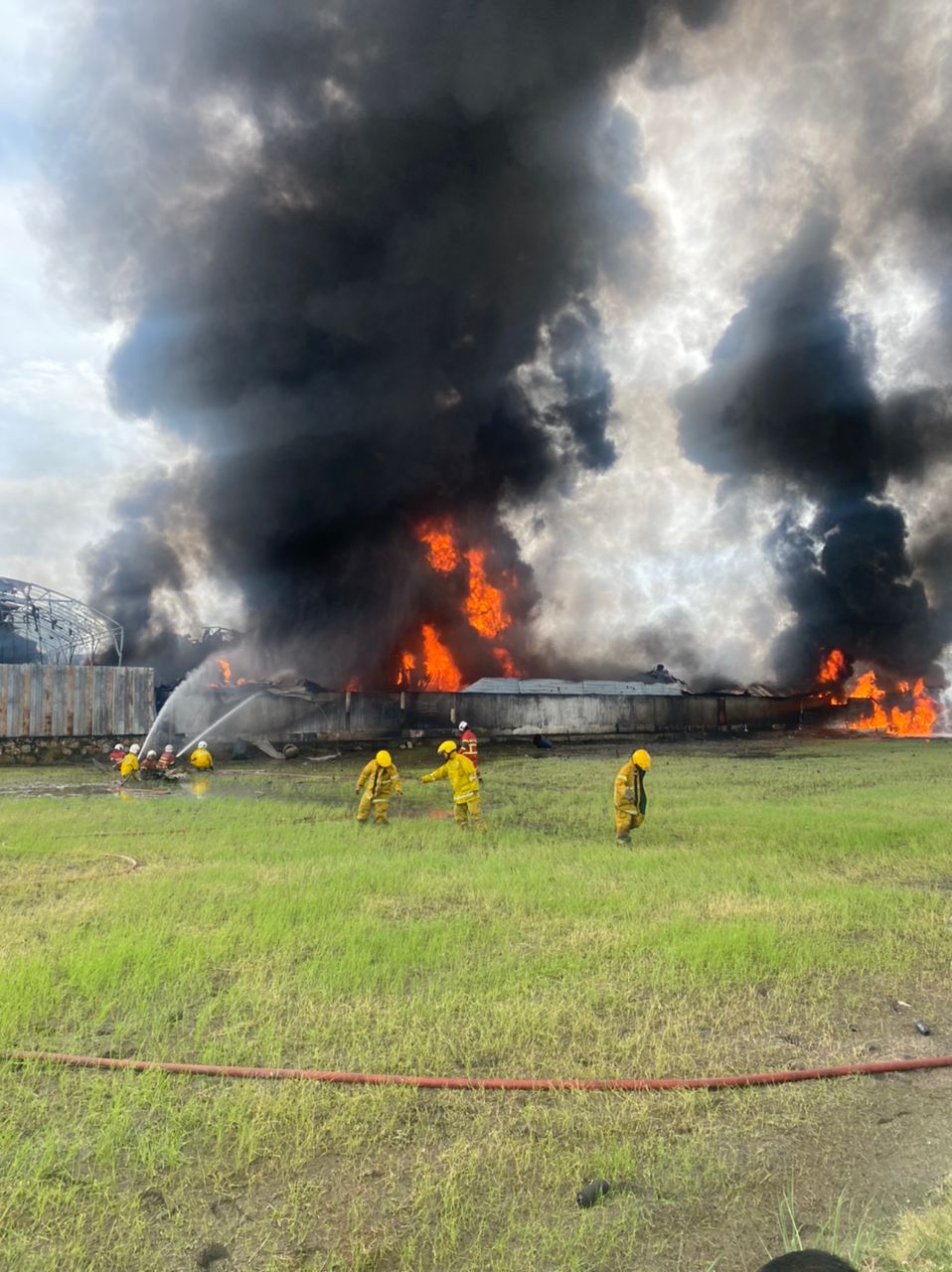 Gudang perkakasan dijilat api, dua termasuk warga asing melecur