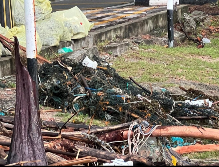 69 tan sampah hanyut di pantai peranginan di Manjung