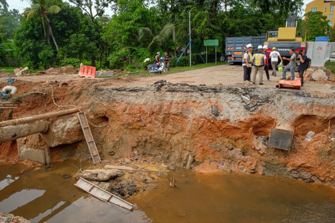 Dua notis larangan dikeluarkan kepada kontraktor pembetung Jalan Bukit Katil