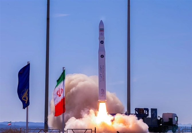 Iran lancar tiga satelit ke angkasa lepas