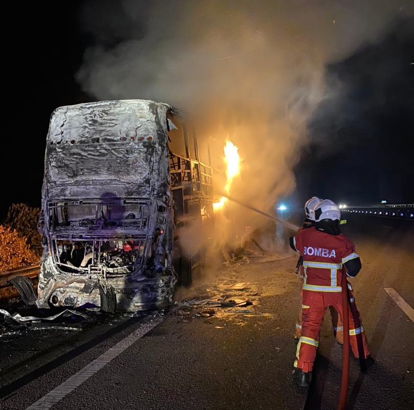 Bas ekspres bawa 17 penumpang ke utara terbakar