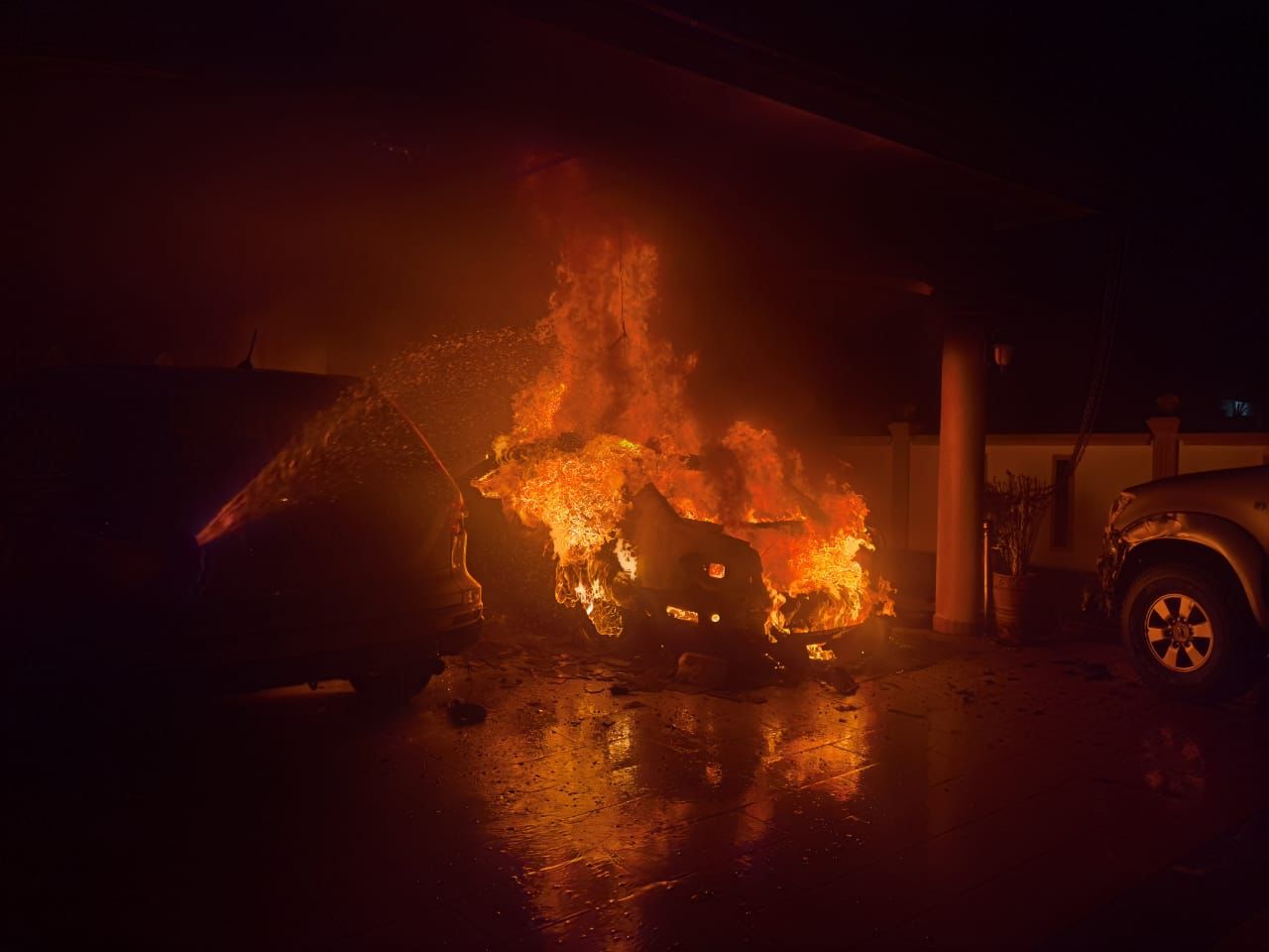 Tiga kereta Ahli Parlimen Beruas terbakar