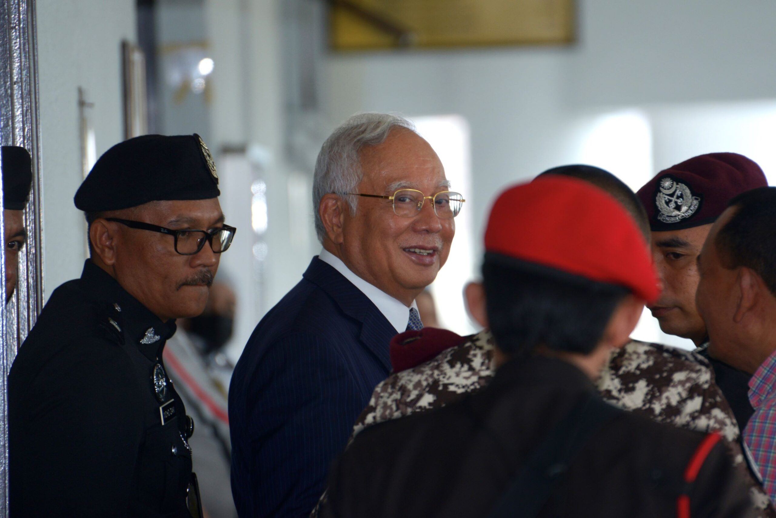 Pembelaan derma Arab SRC, 1MDB bercanggah