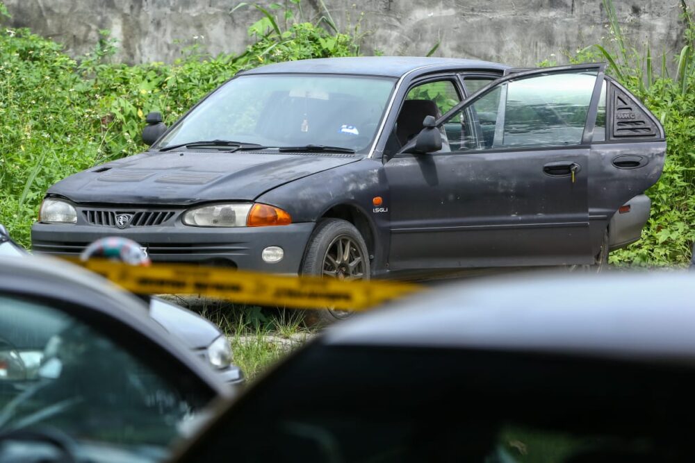 Mayat lelaki berulat dijumpai dalam kereta