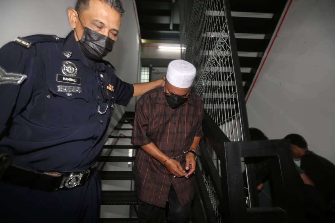 Pesara JKR didenda RM30,000 tipu permohonan permit kerja bahan batuan pasir