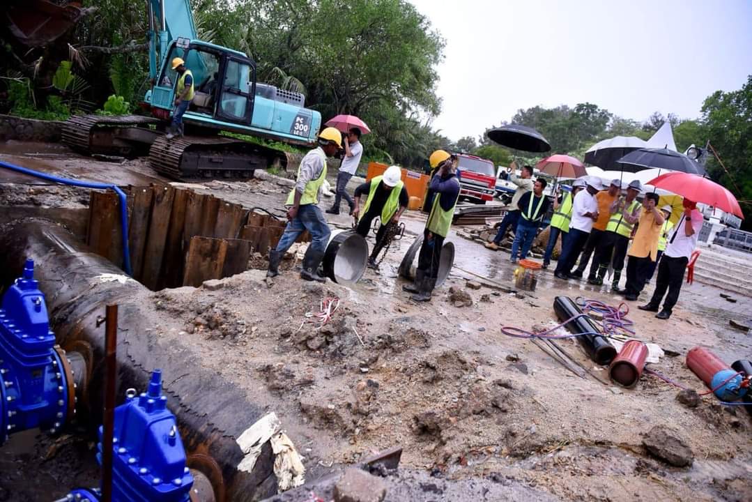 Cubaan terakhir kapit paip bocor di Sungai Perai malam ini