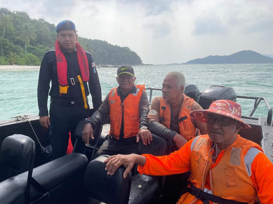 Bot rosak, hanyut, tiga warga emas diselamatkan