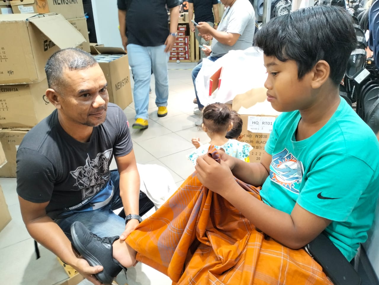 Kanak-kanak baru berkhatan teruja pilih kasut sekolah baharu