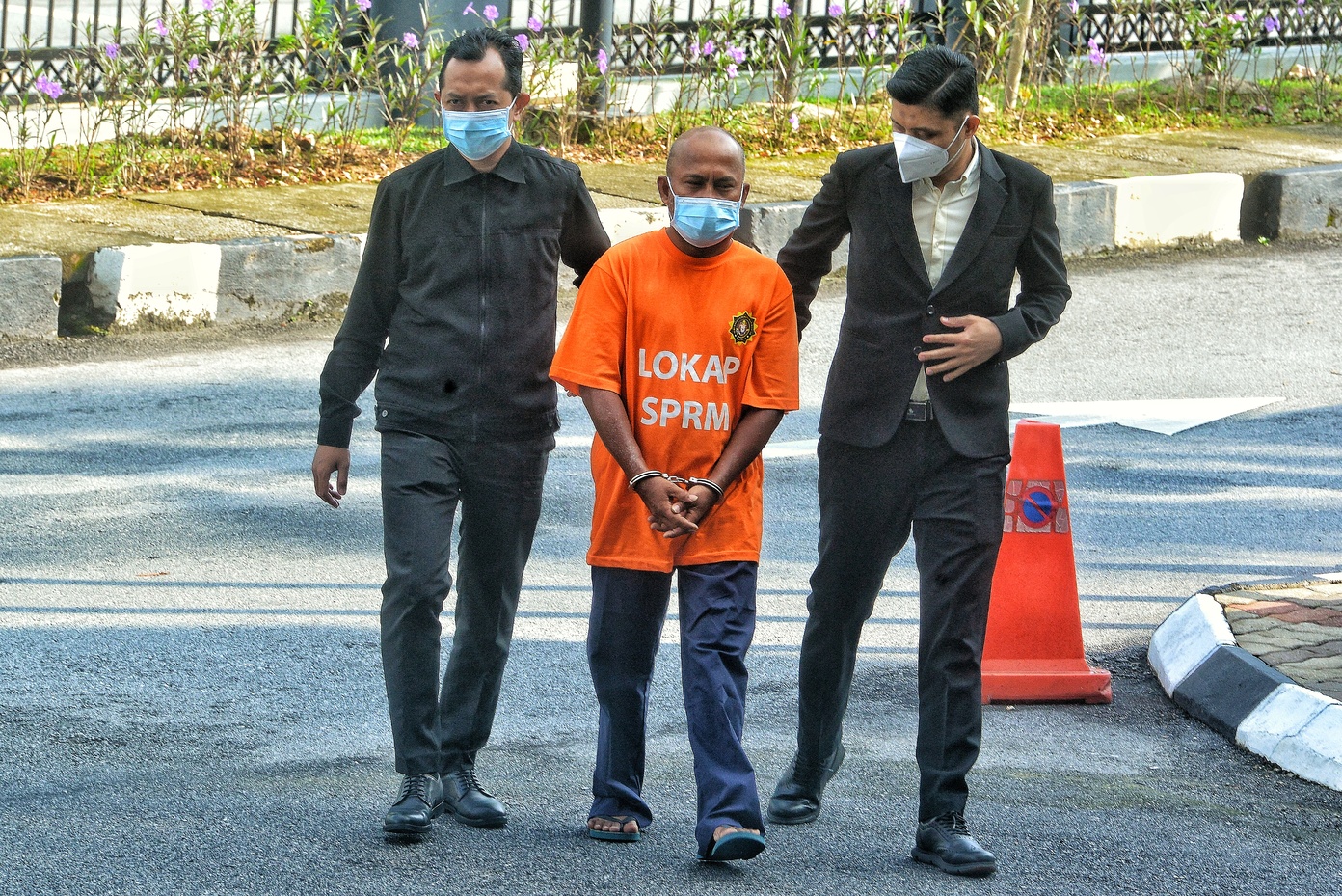 Warga asing mengaku bersalah tawar, beri rasuah RM250