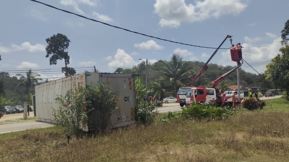 `Menggigil tengok lori rempuh tiang elektrik sebelum terbalik’