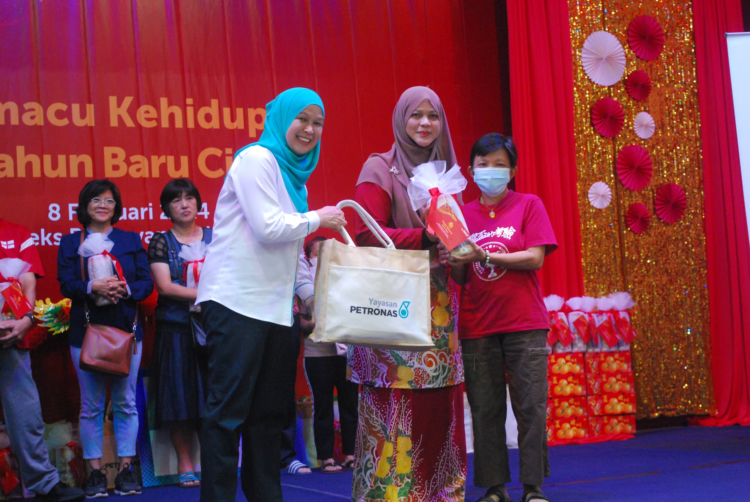 Yayasan Petronas hulur sumbangan Tahun Baharu Cina kepada 2,100 keluarga