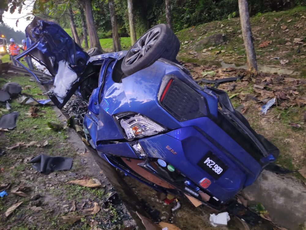 Anggota polis maut kereta terbabas selepas langgar ular