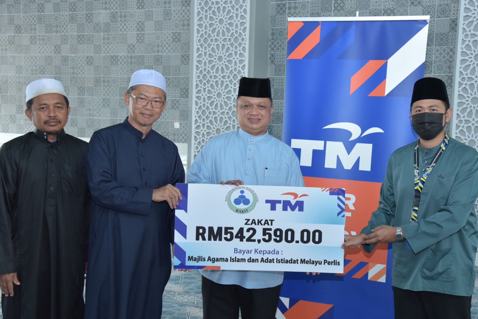 TM sampaikan zakat RM542,590 kepada MAIPs