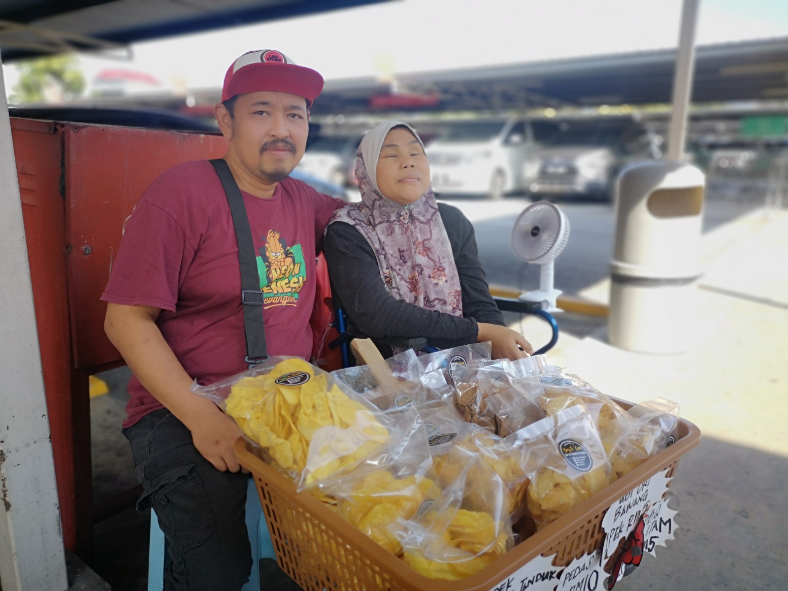 Diuji masalah kesihatan, suami isteri cekal jual kerepek