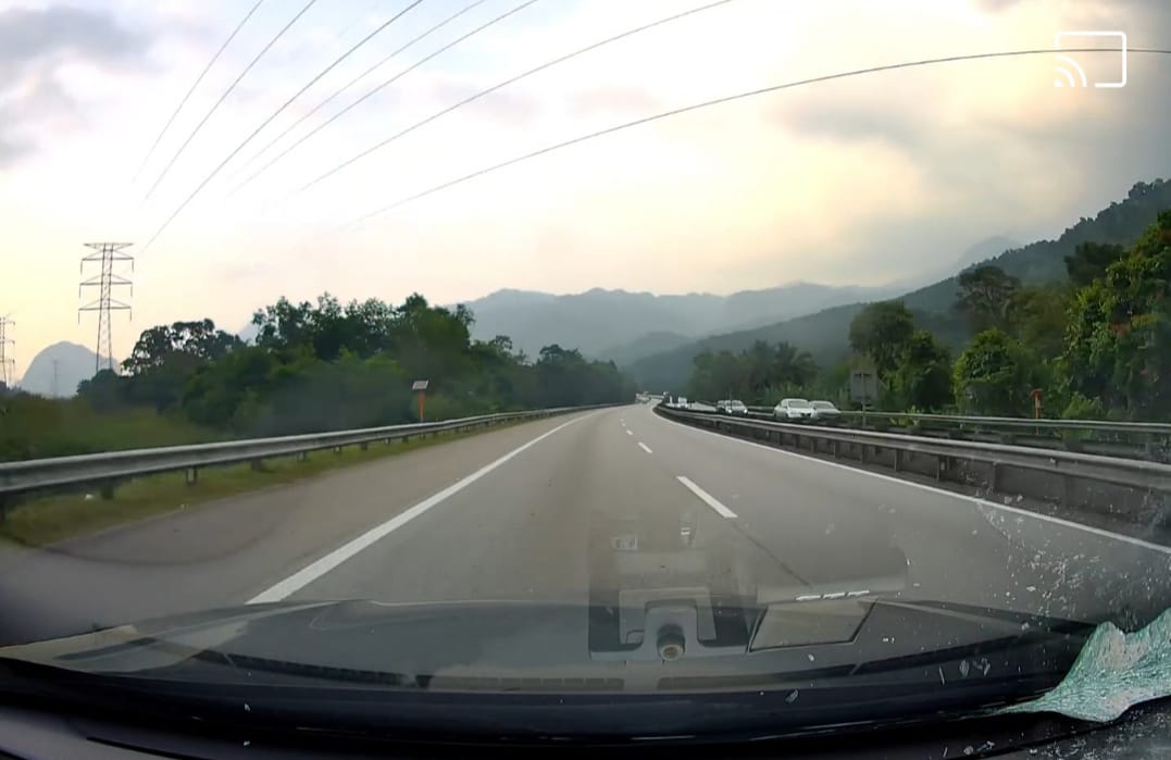 Polis minta pemandu kereta dibaling batu buat laporan