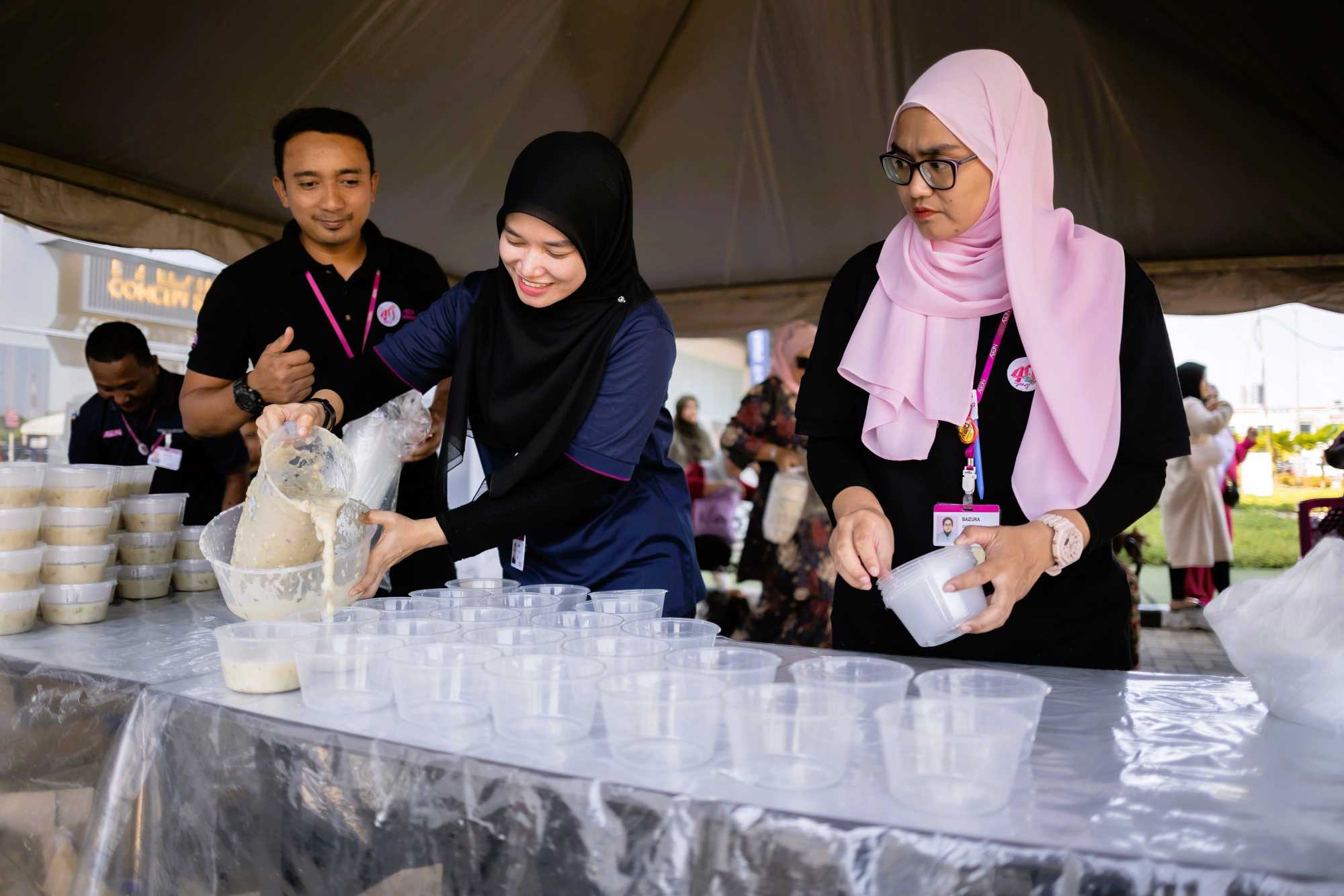 AEON agih lebih 30,000 bubur lambuk sempena Ramadan