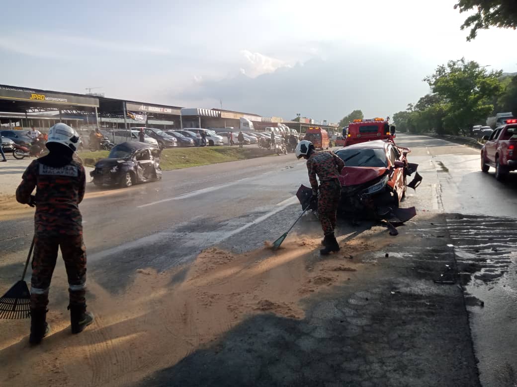 Treler terbabas, rempuh 10 kenderaan di laluan bertentangan