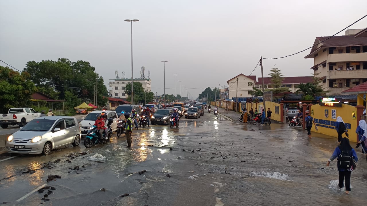 Paip pecah, penduduk Meru terputus bekalan air