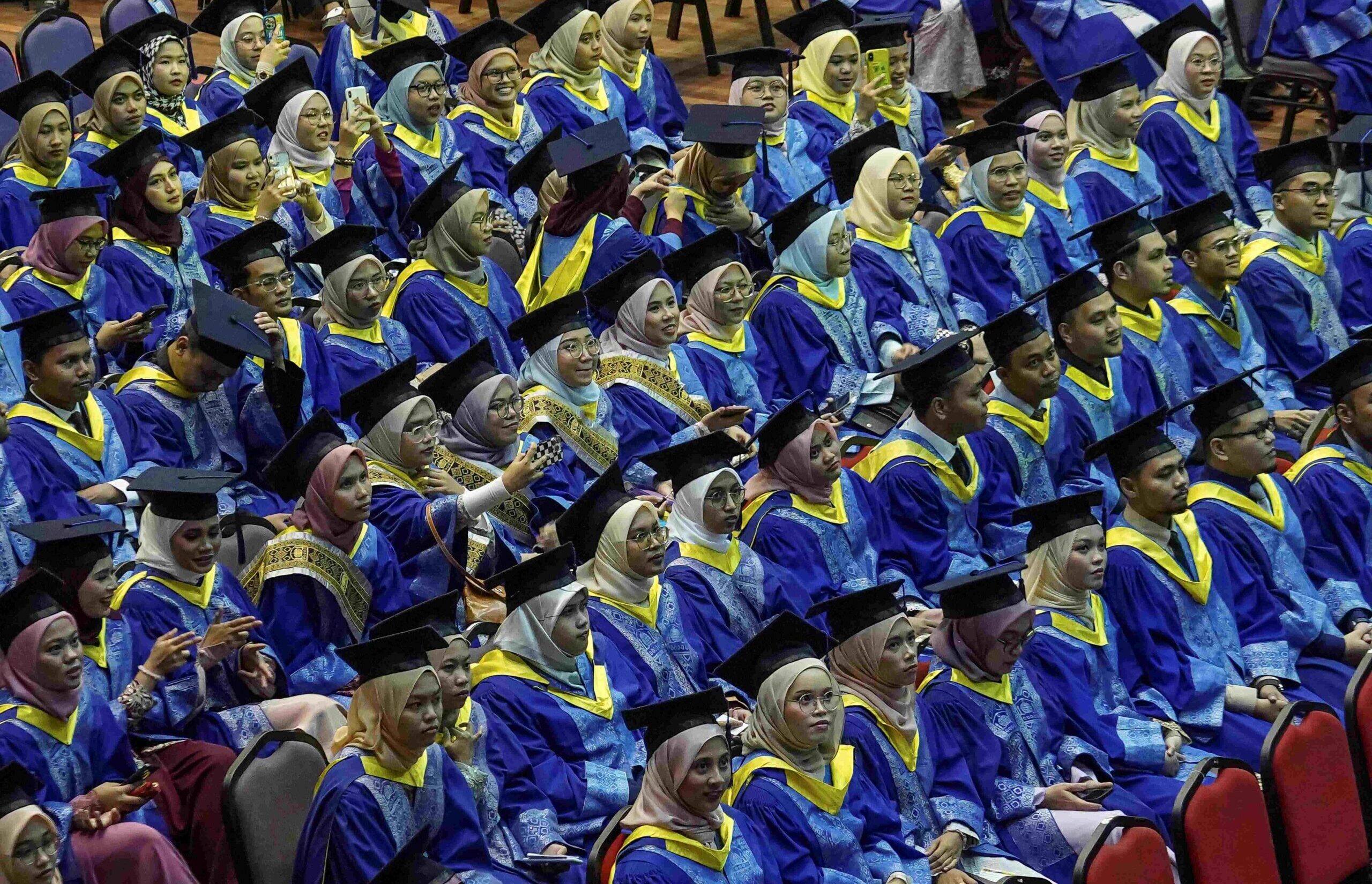 Siswazah terpaksa kerja walaupun gaji bawah RM2,000