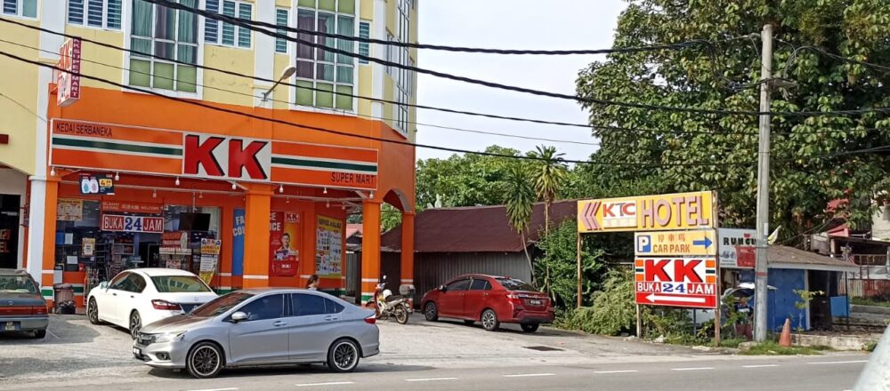 CCTV rakam individu baling objek berisi minyak tanah dalam KK Mart