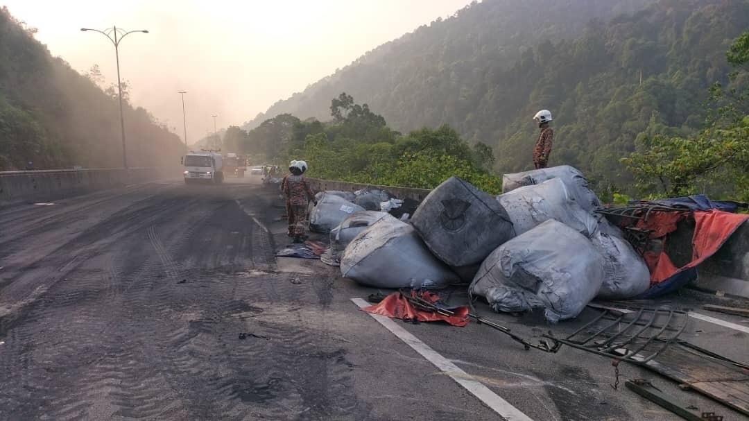 Treler terbalik, laluan ke Terowong Menora terhalang