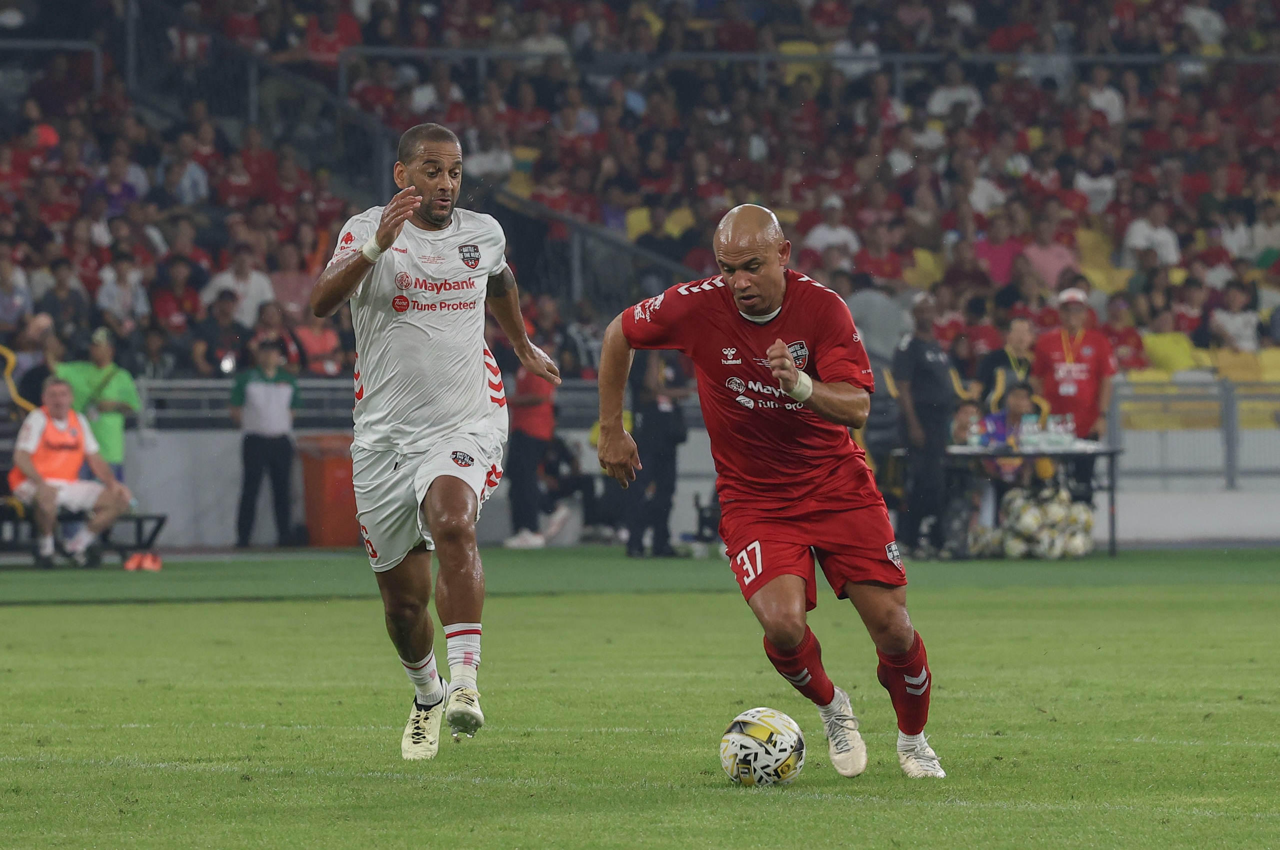 Liverpool Reds benam Manchester Reds 4-2