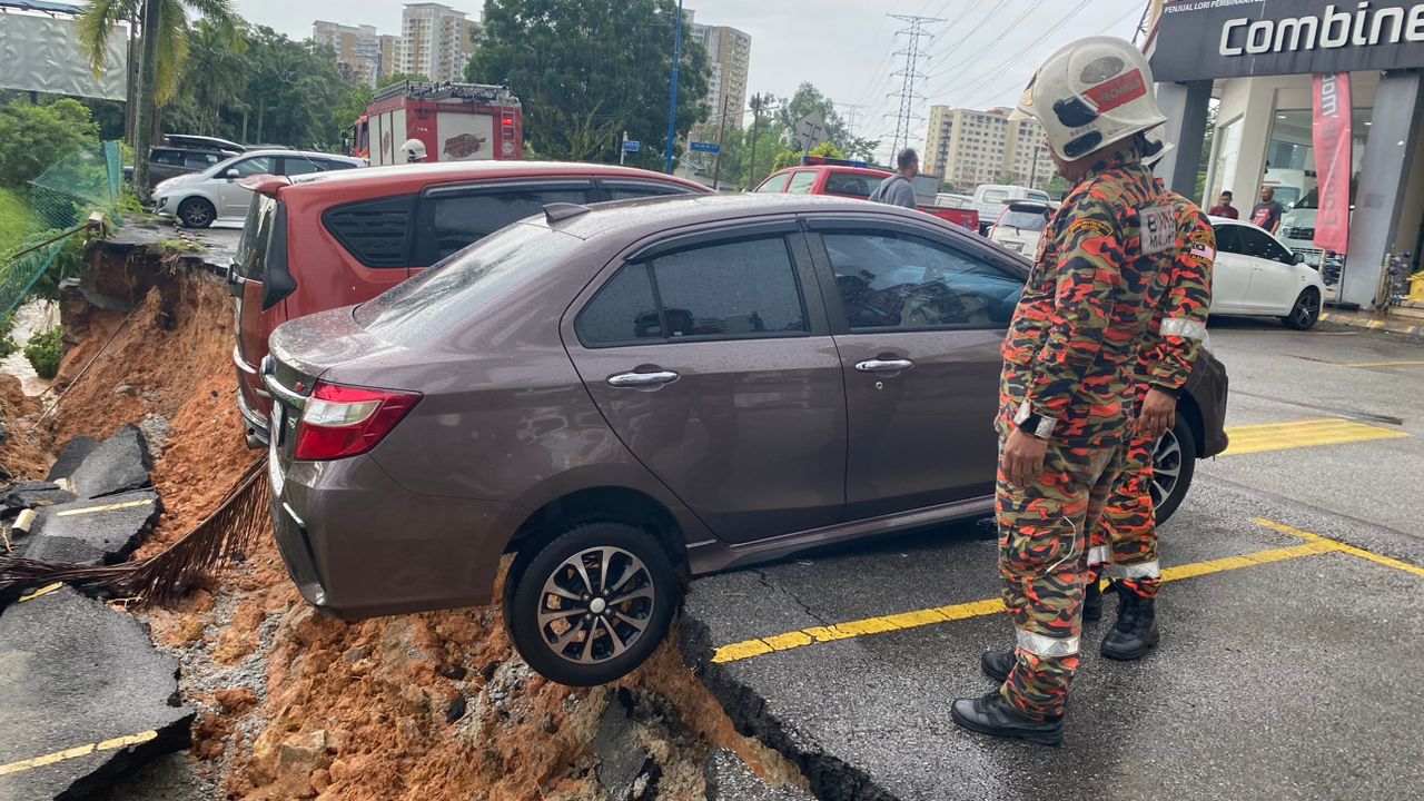 Dua kereta hampir terjatuh dari tebing runtuh