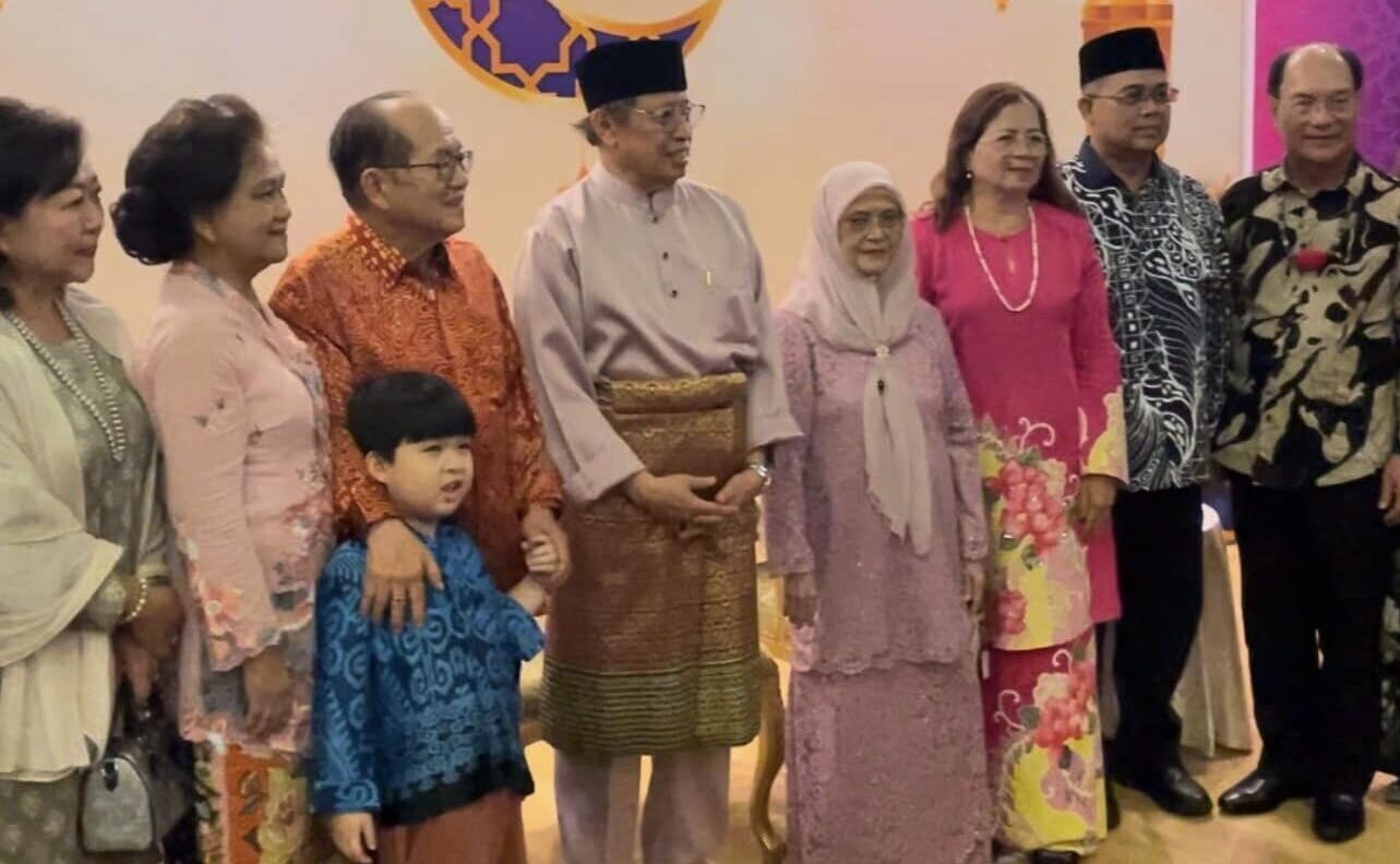 Rumah Terbuka Aidilfitri Premier Sarawak `diserbu’ pelbagai kaum