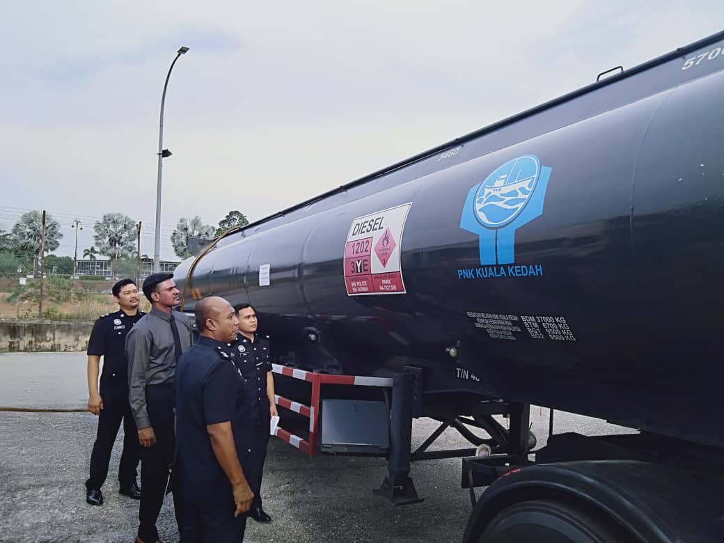 Dua lelaki seleweng diesel persatuan nelayan dicekup