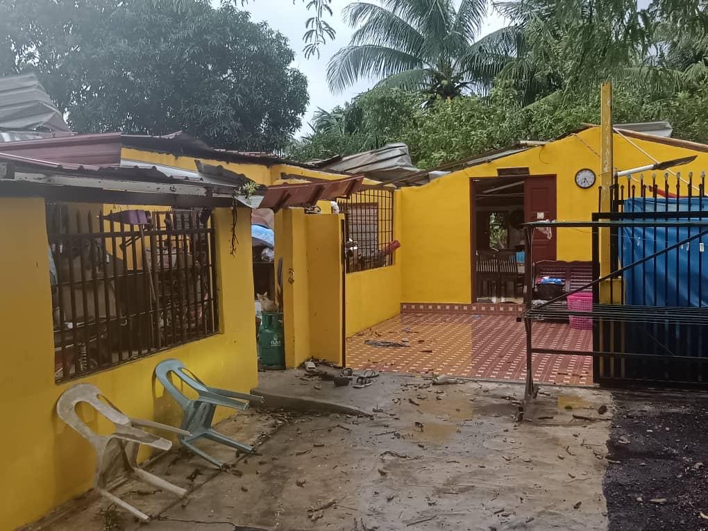 Lapan rumah, enam gerai rosak dibadai ribut
