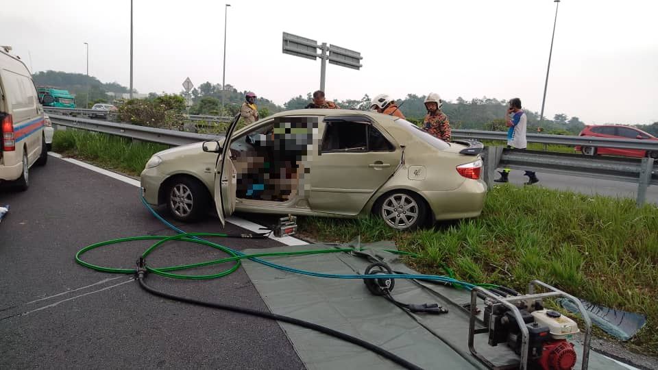 Remaja maut, kereta dinaiki terbabas langgar penghadang besi jalan