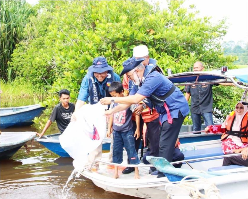 Ikan Kelisa Emas dipasang cip di Tasik Bukit Merah