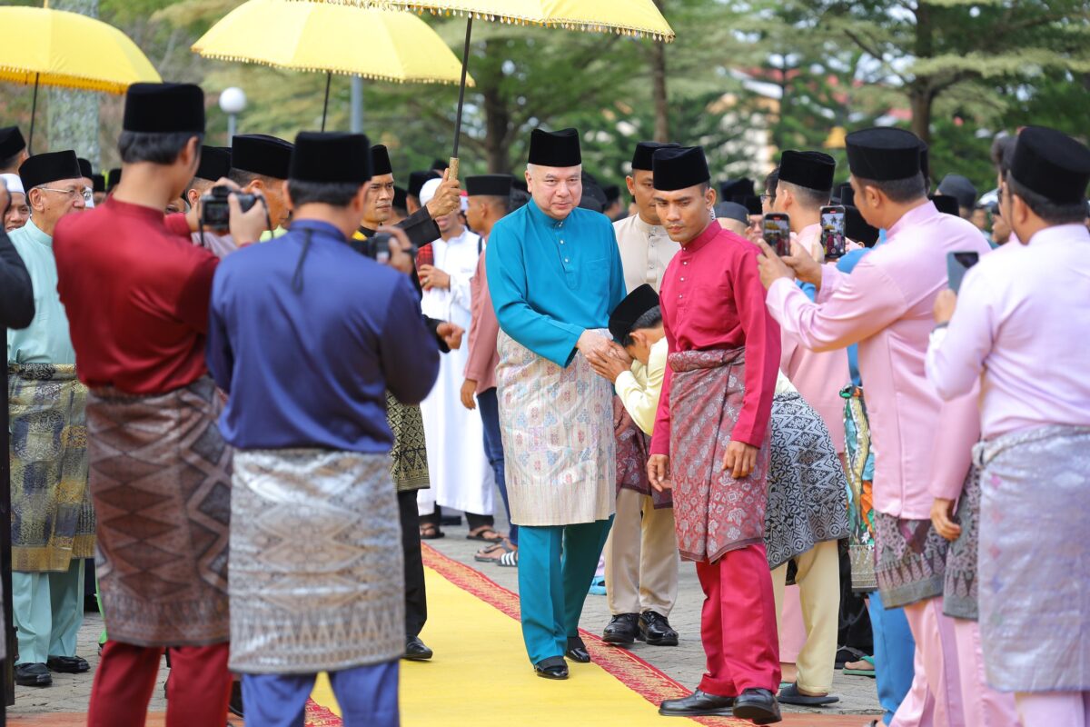 Sultan Nazrin solat Aidilfitri di Masjid Ubudiah
