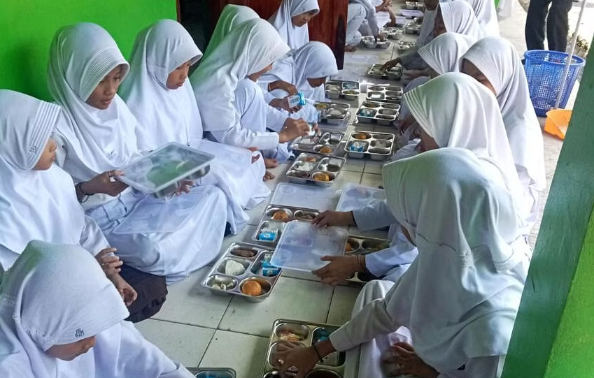 Program percubaan makanan tengah hari percuma untuk pelajar berjaya