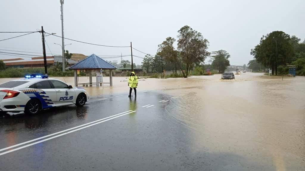 Hujan lebat cetus banjir kilat di Kota Tinggi