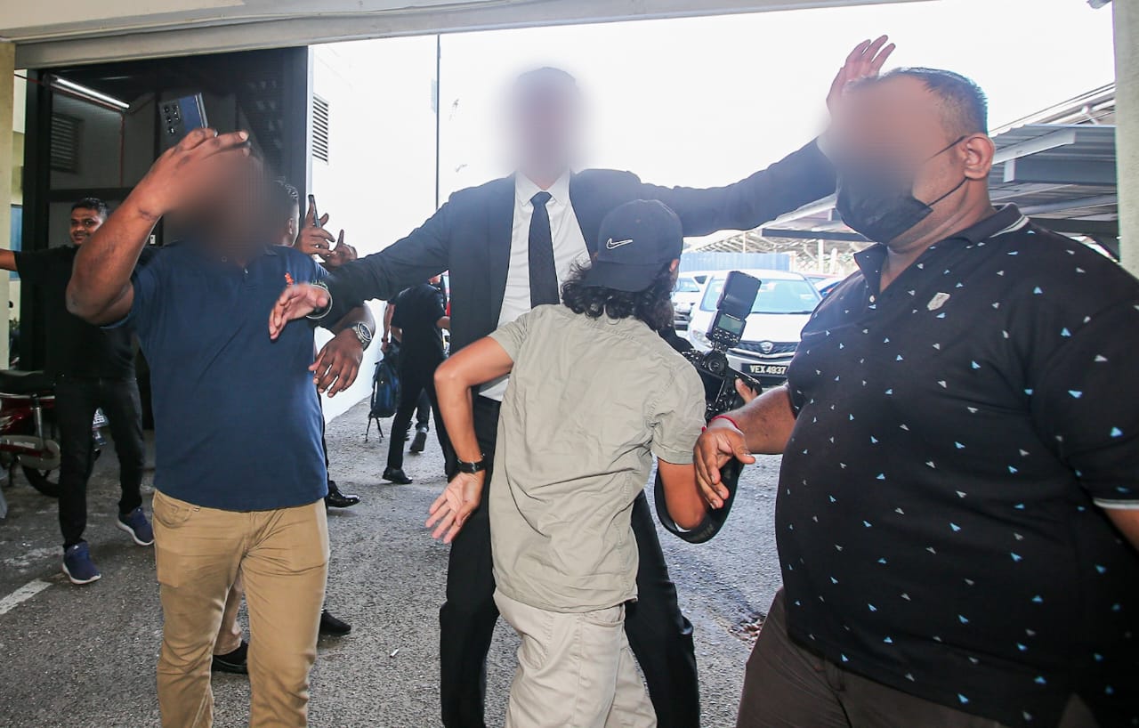 Petugas media dihalang rakam gambar individu direman kes Tanah Rizab Melayu