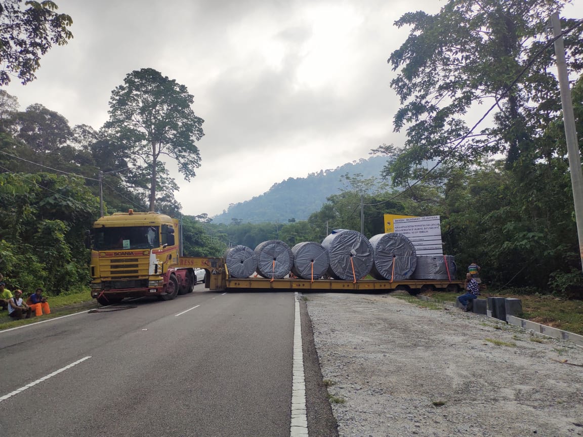 Lori bawa muatan getah padu melintang tengah jalan