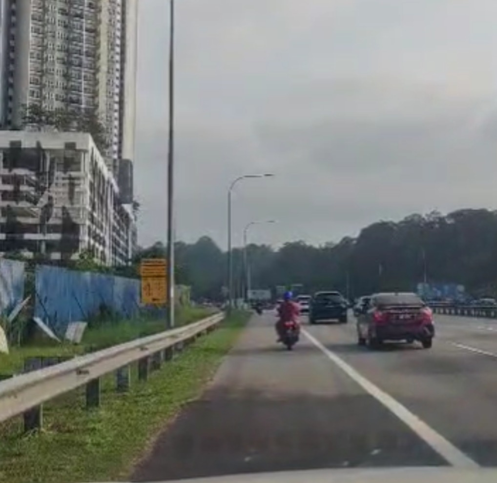Wartawan Utusan Malaysia dibuli motosikal sebab ikut Smart Lane