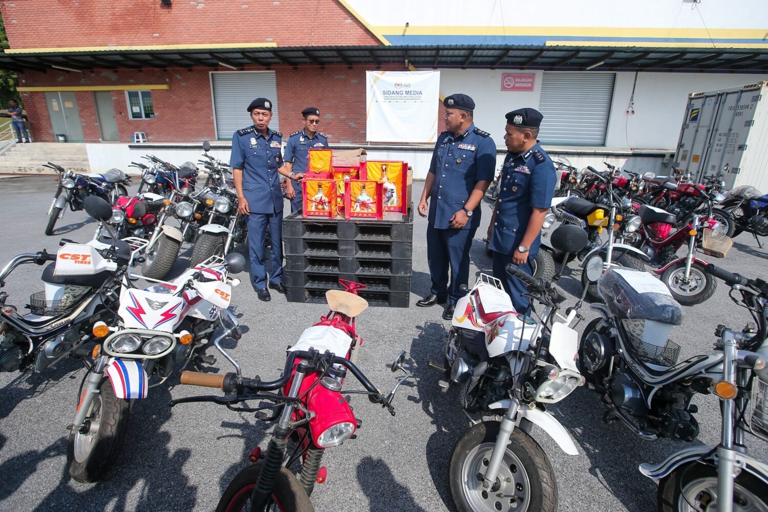 Cubaan seludup motosikal import, arak lebih RM1 juta gagal