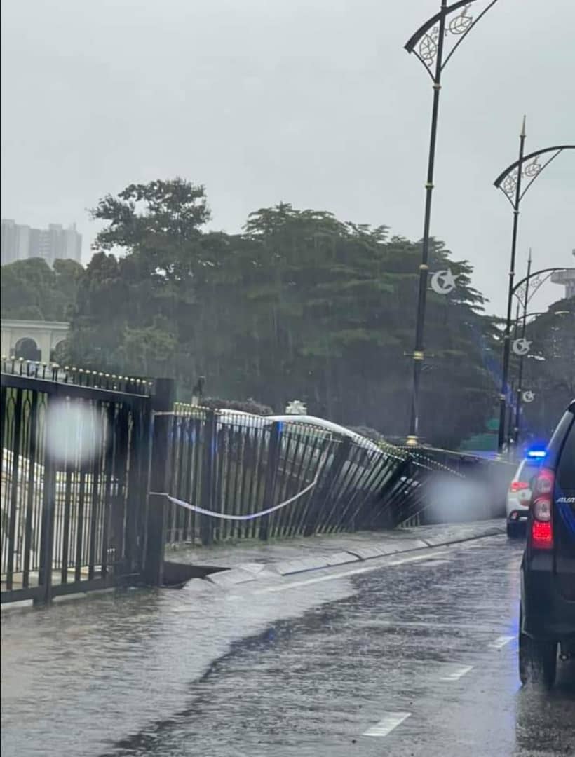 Pagar Istana Besar dirempuh Toyota Vios terbabas