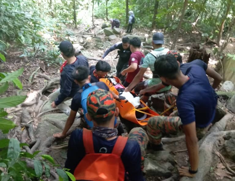 Pelajar UTHM cedera selepas mendaki Gunung Datuk diselamatkan bomba