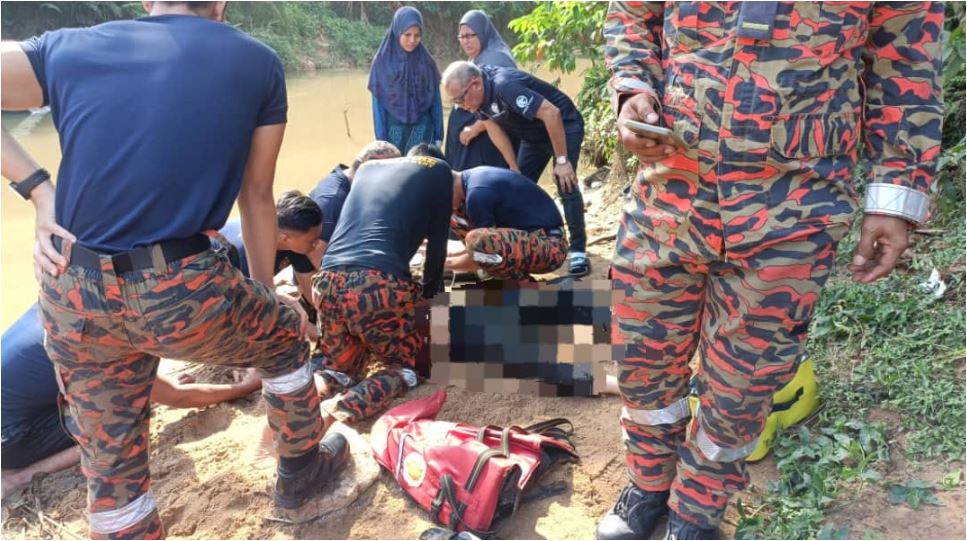 Remaja perempuan lemas ketika mandi-manda bersama keluarga