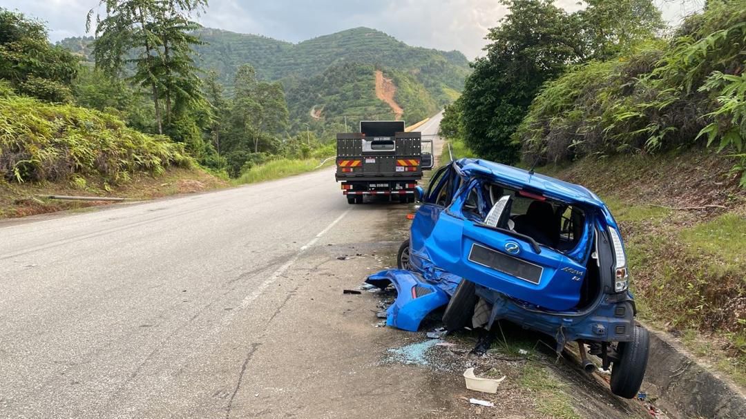 Warga emas maut, kereta dipandu suami hilang kawalan