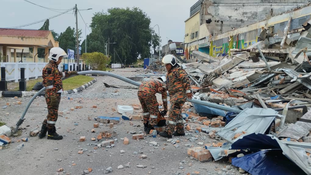 Dua cedera terkena serpihan runtuhan bangunan pasar raya Mydin